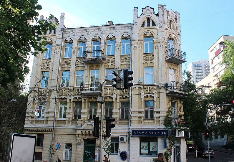 Facade of pre-revolutionary building with 3-bedroom apartment for sale in Kyiv, Olesia Honchara St, 50/1