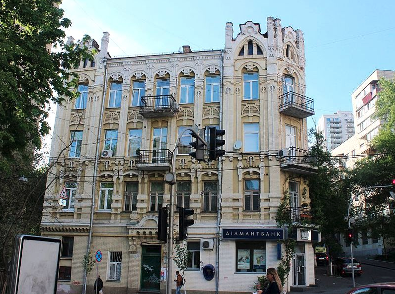 Facade of pre-revolutionary building with 3-bedroom apartment for sale in Kyiv, Olesia Honchara St, 50/1