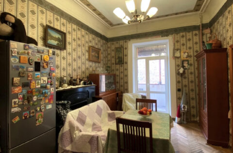 Spacious living room with balcony access apartment for sale in Kyiv Pyrohova St 5