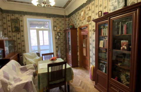Spacious living room with balcony access apartment for sale in Kyiv Pyrohova St 5
