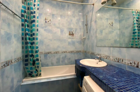 Bathroom in apartment for sale in Kyiv Pyrohova St 5 with renovation potential
