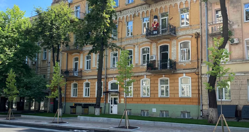 Historic pre-revolutionary brick building facade apartment for sale in Kyiv, Pyrohova St 5, Shevchenkivskyi district