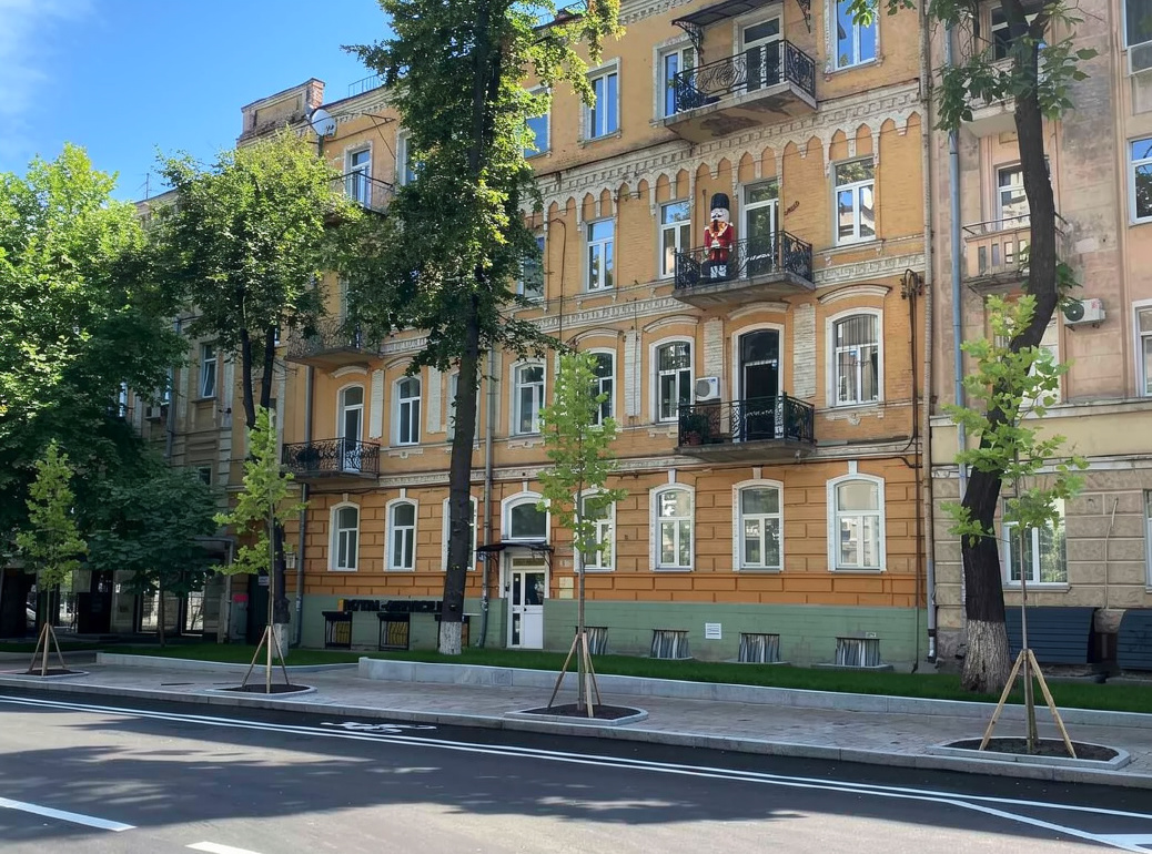 Historic pre-revolutionary brick building facade apartment for sale in Kyiv, Pyrohova St 5, Shevchenkivskyi district