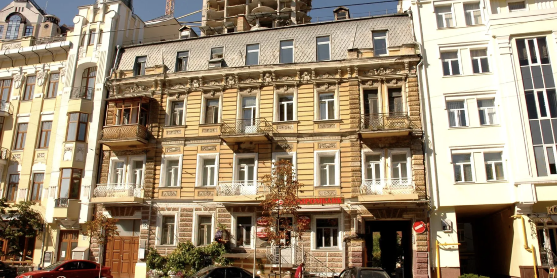 Facade of pre-revolutionary building apartment for sale in Kyiv, Bohdana Khmelnytskoho St 50, Shevchenko district