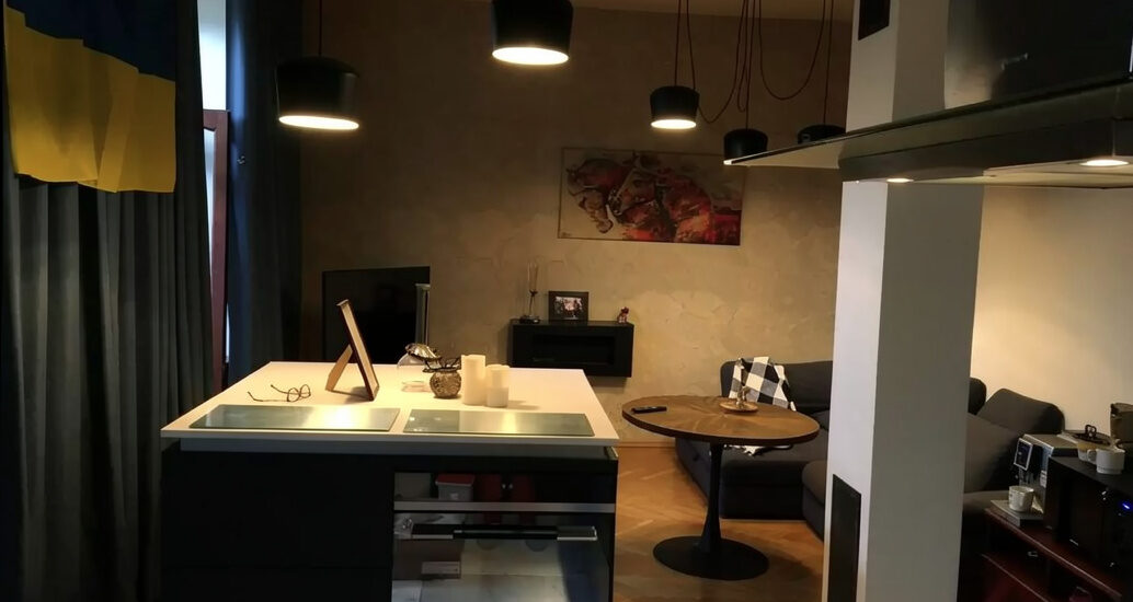 Kitchen in apartment for sale in Kyiv, Mykhaila Kotsiubynskoho St 9, Shevchenko district, spacious 32 sqm designer kitchen