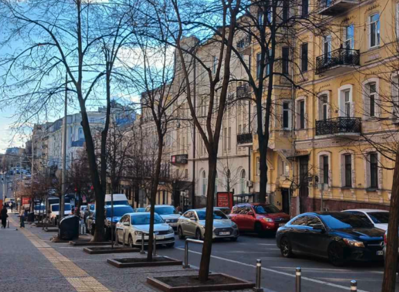 Facade of pre-revolutionary building for apartment for sale in Kyiv, Shevchenkivskyi district, Yevhena Chykalenka Street 12, historical center landmark architecture