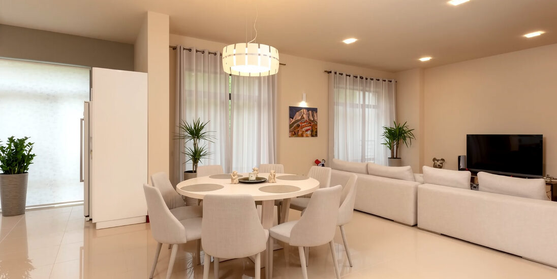 Apartment for sale in Kyiv, Lypky Pechersk — elegant dining area in Kapitoliy Residence on Khreshchatyk 27B with designer interior, located in the open-plan kitchen-living space of a luxury apartment.