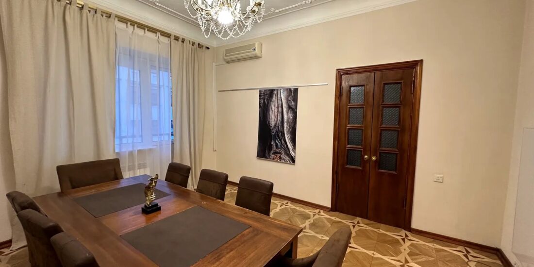 Living room in apartment for sale in Kyiv Liuteranska St 21/12 Pecherskyi district Stalinka