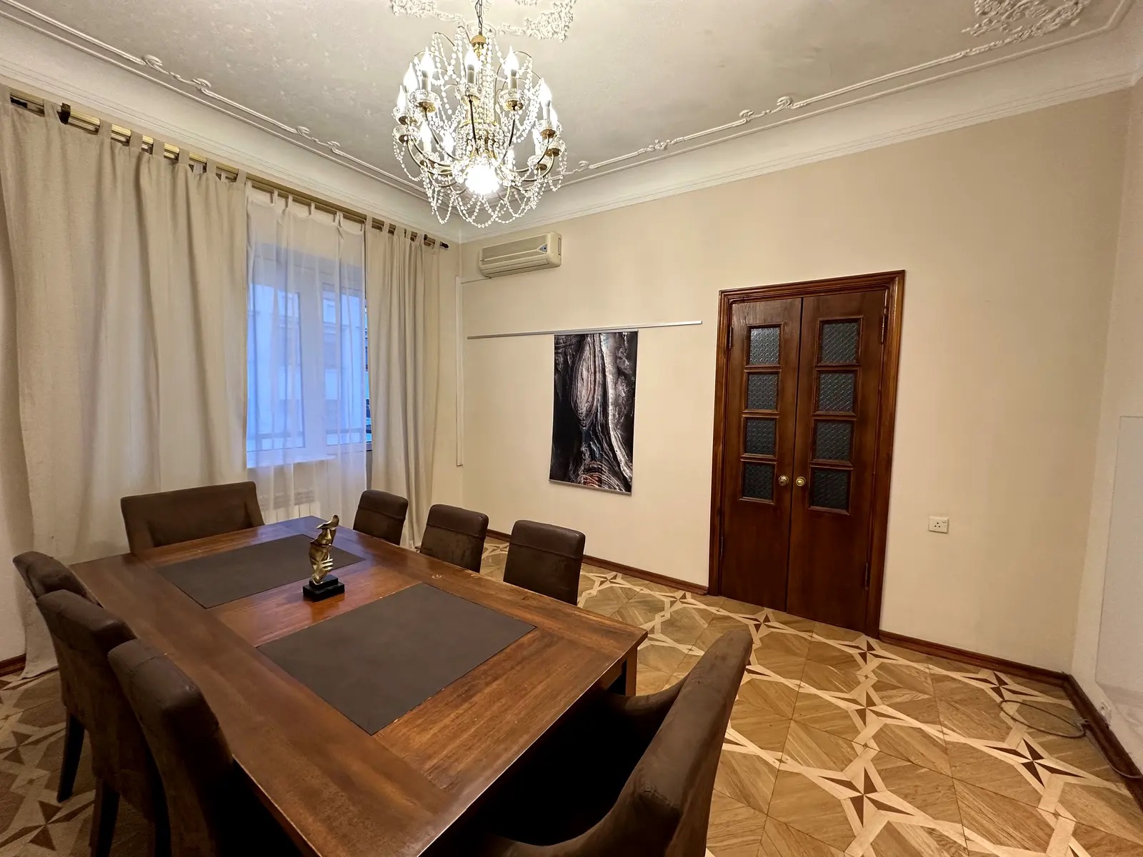 Living room in apartment for sale in Kyiv Liuteranska St 21/12 Pecherskyi district Stalinka