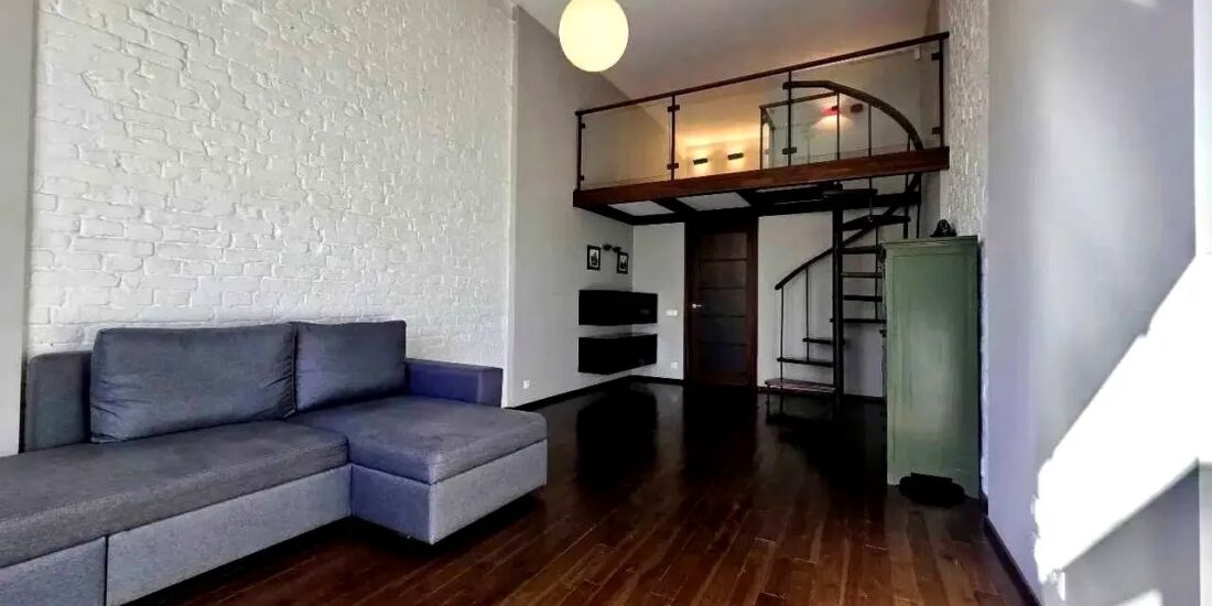 living room apartment for sale in Kyiv Striletska Street 7/6 Shevchenkivskyi district high ceilings 3.9m historic building