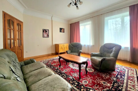 Living room in apartment for sale in Kyiv, Instytutska St 15/5, Pecherskyi district, Stalin-era building Kyiv