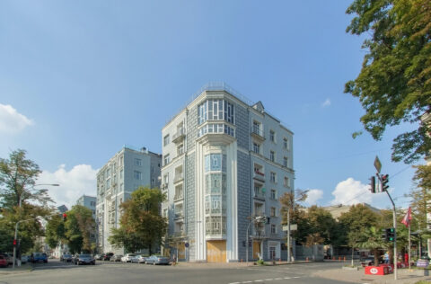 Facade of Stalin-era building in Kyiv, apartment for sale Instytutska St 15/5 Pechersk