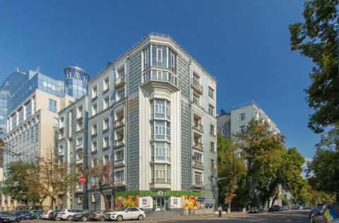 Facade of Stalin-era building in Kyiv, apartment for sale Instytutska St 15/5 Pechersk