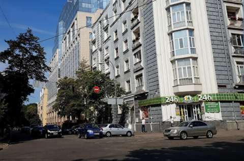Facade of Stalin-era building in Kyiv, apartment for sale Instytutska St 15/5 Pechersk