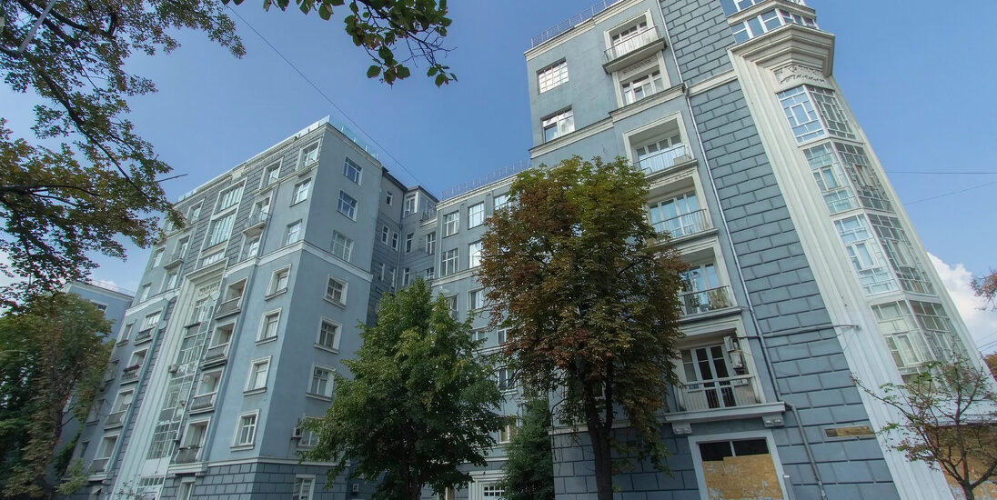 Facade of Stalin-era building in Kyiv, apartment for sale Instytutska St 15/5 Pechersk