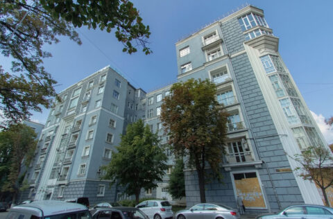 Facade of Stalin-era building in Kyiv, apartment for sale Instytutska St 15/5 Pechersk