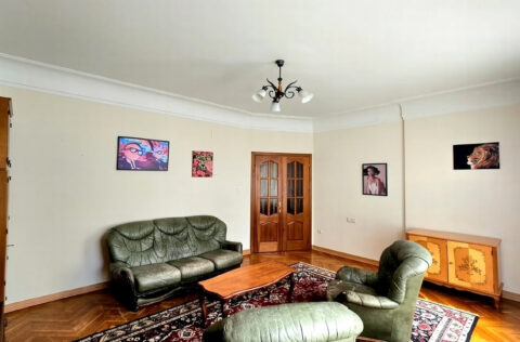 Living room in apartment for sale in Kyiv, Instytutska St 15/5, Pecherskyi district, Stalin-era building Kyiv