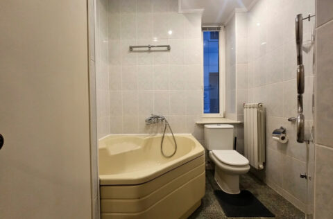 Bathroom with mini sauna in apartment for sale in Kyiv, Instytutska St 15/5, Pecherskyi district