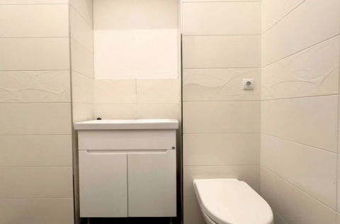 Bathroom in apartment for sale in Kyiv, Reitarska St 28, modern design with bathtub and shower