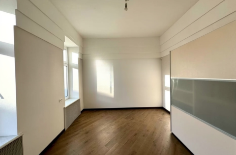 Bedroom in apartment for sale in Kyiv, Reitarska St 28, Shevchenkivskyi district, historical building interior