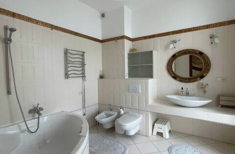 Bathroom with marble finishes in apartment for sale in Kyiv, Liuteranska St 10a, Pecherskyi district, premium interior