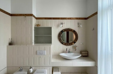 Bathroom with marble finishes in apartment for sale in Kyiv, Liuteranska St 10a, Pecherskyi district, premium interior