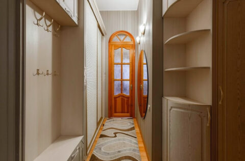 entrance hall apartment for sale Kyiv Tarasivska 6A spacious hallway high ceilings historic building