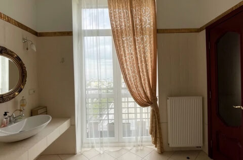 Bathroom with marble finishes in apartment for sale in Kyiv, Liuteranska St 10a, Pecherskyi district, premium interior