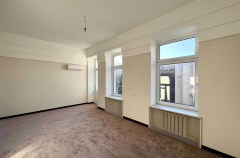 Bedroom in apartment for sale in Kyiv, Reitarska St 28, Shevchenkivskyi district, historical building interior