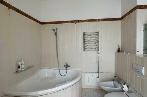 Bathroom with marble finishes in apartment for sale in Kyiv, Liuteranska St 10a, Pecherskyi district, premium interior