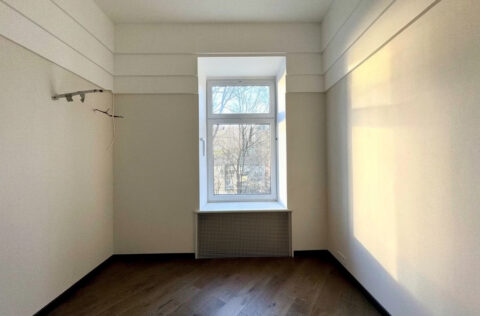 Bedroom in apartment for sale in Kyiv, Reitarska St 28, Shevchenkivskyi district, historical building interior