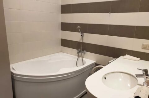 Apartment for sale in Kyiv, Lypky Pechersk — renovated modern bathroom in elite Kapitoliy Residence on Khreshchatyk 27B with high-end finishing and sanitary equipment.