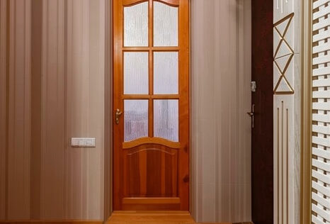 entrance hall apartment for sale Kyiv Tarasivska 6A spacious hallway high ceilings historic building