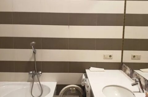 Apartment for sale in Kyiv, Lypky Pechersk — renovated modern bathroom in elite Kapitoliy Residence on Khreshchatyk 27B with high-end finishing and sanitary equipment.