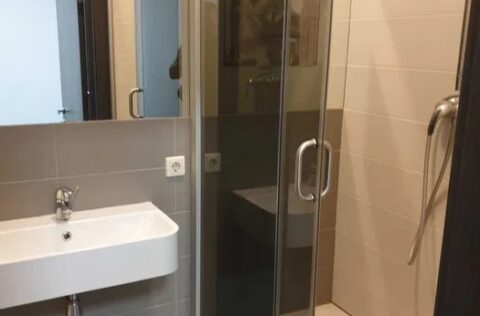 Apartment for sale in Kyiv, Lypky Pechersk — renovated modern bathroom in elite Kapitoliy Residence on Khreshchatyk 27B with high-end finishing and sanitary equipment.