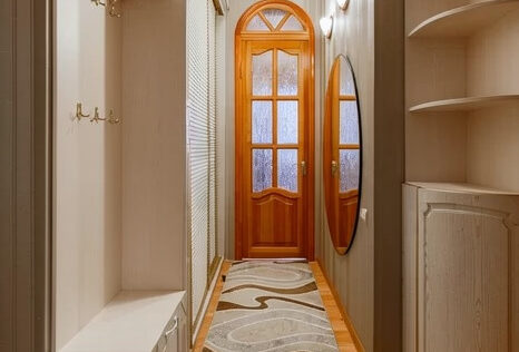 entrance hall apartment for sale Kyiv Tarasivska 6A spacious hallway high ceilings historic building