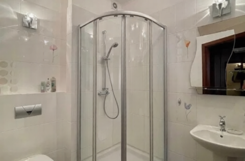 Bathroom with marble finishes in apartment for sale in Kyiv, Liuteranska St 10a, Pecherskyi district, premium interior
