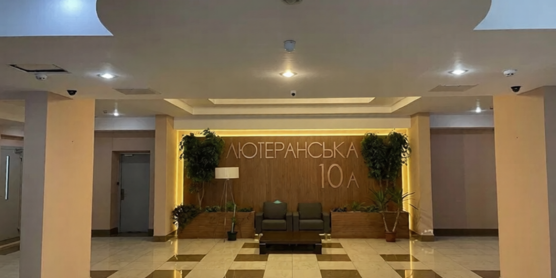 Entrance lobby of premium building apartment for sale in Kyiv, Liuteranska St 10a, Pecherskyi district