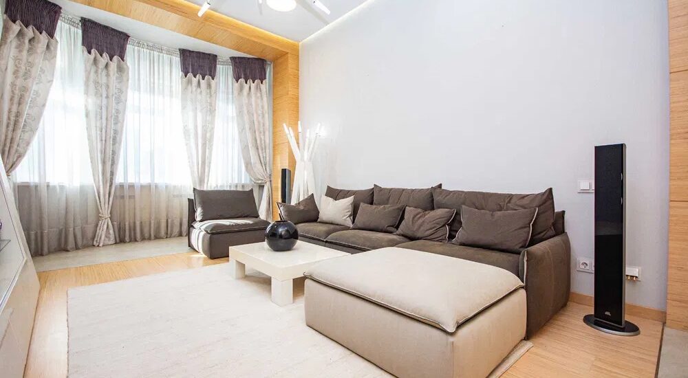 Elegant living room in apartment for sale in Kyiv, Lypky district, Kruhlouniversytetska St 7, historic architectural monument
