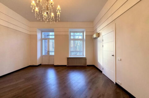 Bedroom in apartment for sale in Kyiv, Reitarska St 28, Shevchenkivskyi district, historical building interior