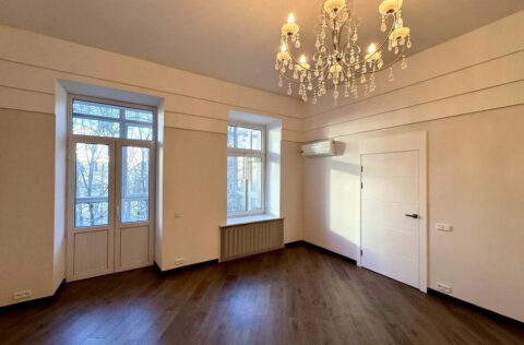 Bedroom in apartment for sale in Kyiv, Reitarska St 28, Shevchenkivskyi district, historical building interior