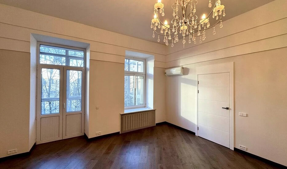 Bedroom in apartment for sale in Kyiv, Reitarska St 28, Shevchenkivskyi district, historical building interior
