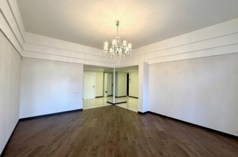 Living room in apartment for sale in Kyiv, Reitarska St 28, spacious interior with high ceilings