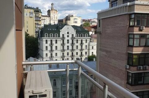 Apartment for sale in Kyiv, Lypky district, Pechersk — spacious balcony in Kapitoliy Residence on Khreshchatyk 27B with panoramic views over central Kyiv and elite modern surroundings.