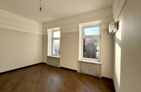 Bedroom in apartment for sale in Kyiv, Reitarska St 28, Shevchenkivskyi district, historical building interior
