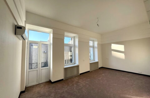 Living room in apartment for sale in Kyiv, Reitarska St 28, spacious interior with high ceilings