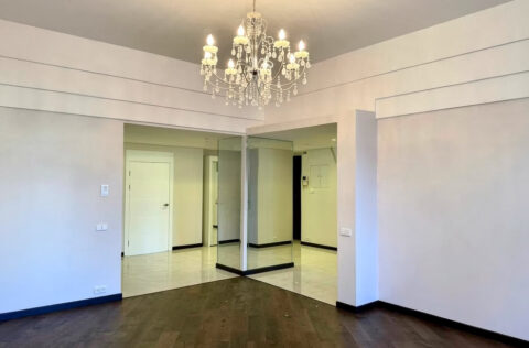 Living room in apartment for sale in Kyiv, Reitarska St 28, spacious interior with high ceilings