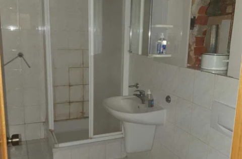 Vestor.Estate bathroom at Kruhlouniversytetska 7 pre-revolutionary Kyiv real estate