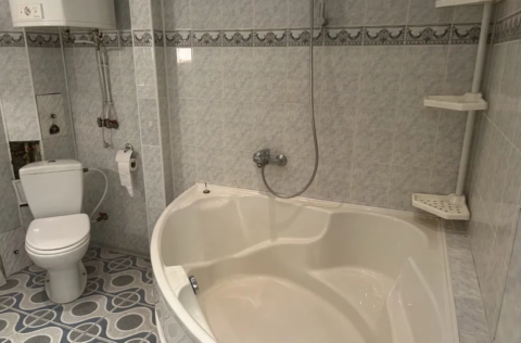 Vestor.Estate bathroom at Variazkyi Ln 13a pre-revolutionary Kyiv real estate