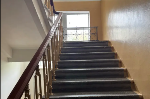 Vestor.Estate staircase on Velyka Vasylkivska 16 stalinka Kyiv real estate